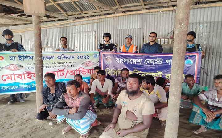 মেঘনায় নিষেধাজ্ঞা অমান্য করে মাছ শিকার, ১২ জেলে আটক