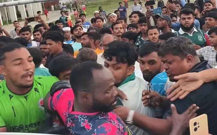 বরিশালে স্থানীয় খেলোয়াড়কে আছাড়, নাইজেরিয়ান ফুটবলারকে মারধর