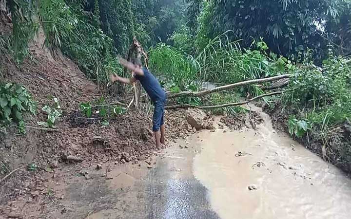 পাহাড়ধসে বাঘাইছড়িতে সড়কে যান চলাচল বন্ধ