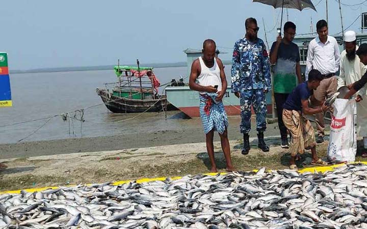 হাতিয়ায় ৩০ জেলেসহ দুটি ফিশিং ট্রলার আটক