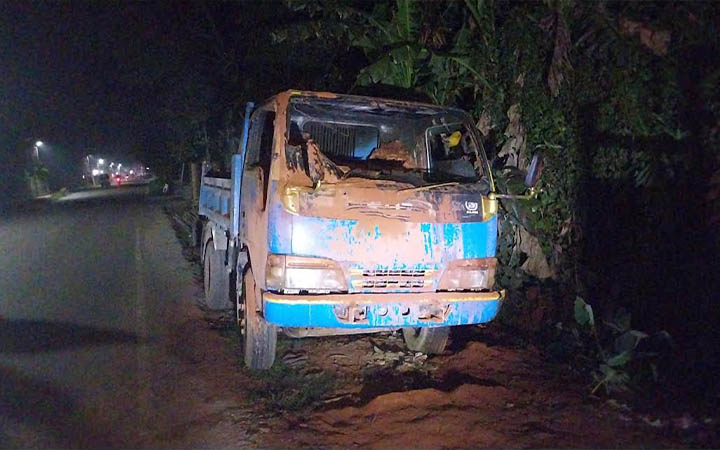 নোয়াখালীতে পিকআপ ভ্যানে আগুন, ৬টি ককটেল উদ্ধার