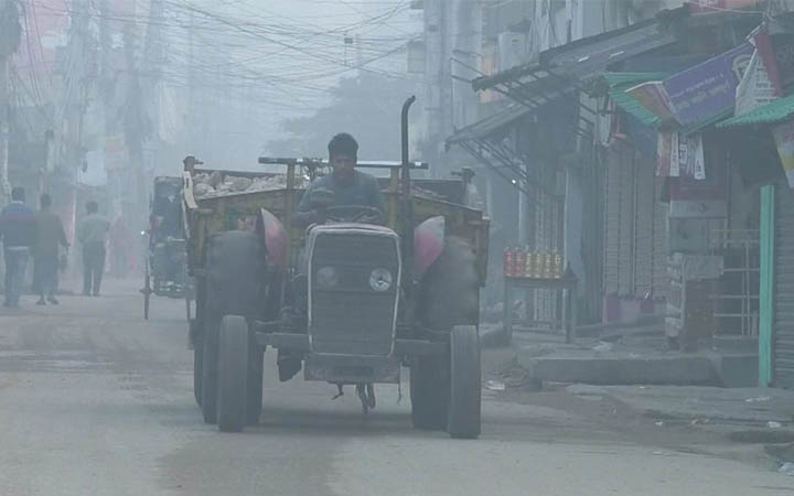 নওগাঁয় তাপমাত্রা বাড়লেও জেকে বসেছে শীত