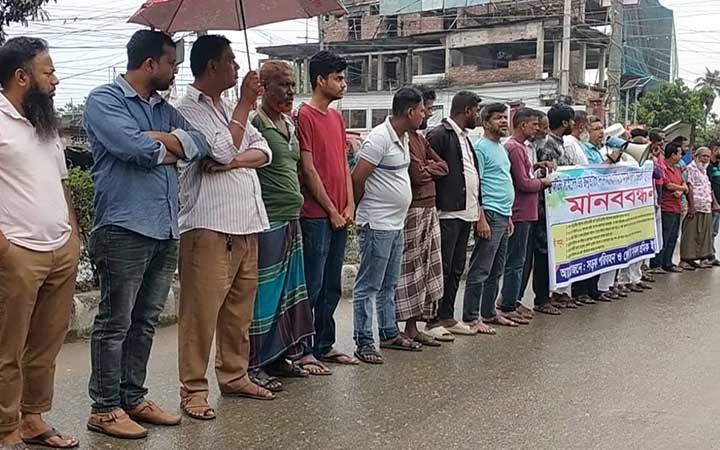 ড্রাইভিং লাইসেন্স নবায়নের দাবিতে চালকরা রাজপথে