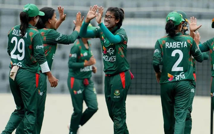 টাইগ্রেসদের বোলিং তোপে চাপে অস্ট্রেলিয়া