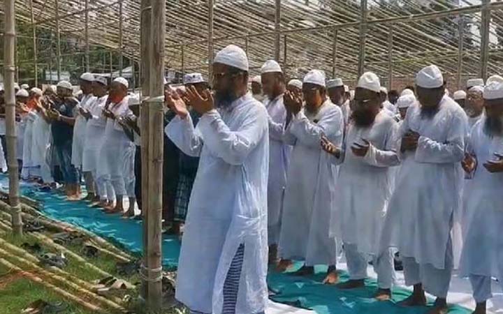 শরীয়তপুরে বৃষ্টির জন্য প্রার্থনা করে নামাজ আদায়