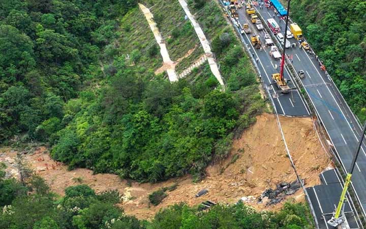 ভারী বর্ষণে মহাসড়কে ধস, চীনে ২৪ প্রাণহানি
