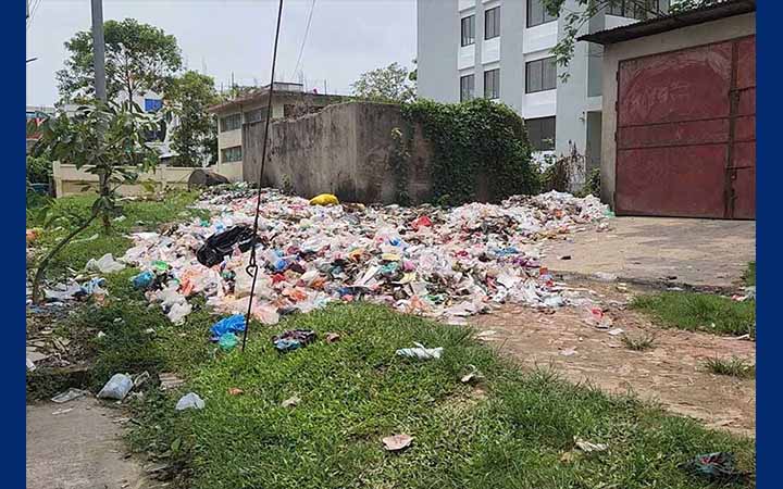 নেত্রকোনা হাসপাতালে খোলা স্থানেই ফেলা হচ্ছে আবর্জনা