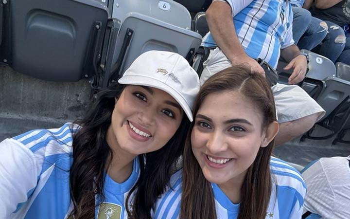 মাঠে বসে আর্জেন্টিনার ম্যাচ দেখে উচ্ছ্বসিত মেহজাবীন-ফারিণ