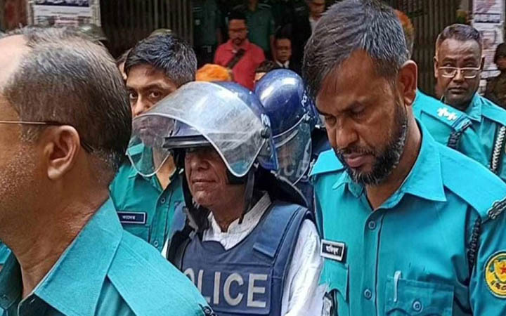 দুদকের মামলায় গ্রেফতার দেখানো হলো সাবেক বিচারপতি মানিককে