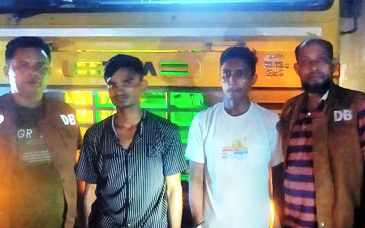 ভারতীয় চিনি বোঝাই ট্রাকসহ আটক ২