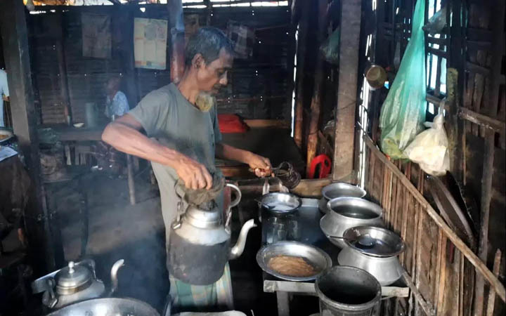 ঠাকুরগাঁও ২ টাকায় চা-নাস্তা বিক্রি করেন নুর ইসলাম