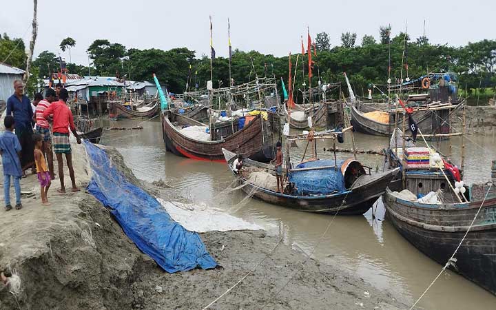 মধ্যরাতে উঠছে নিষেধাজ্ঞা, ইলিশ ধরতে প্রস্তুত জেলেরা