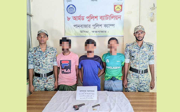 উখিয়ায় ক্যাম্প থেকে অস্ত্র-গুলিসহ ৩ রোহিঙ্গা গ্রেফতার