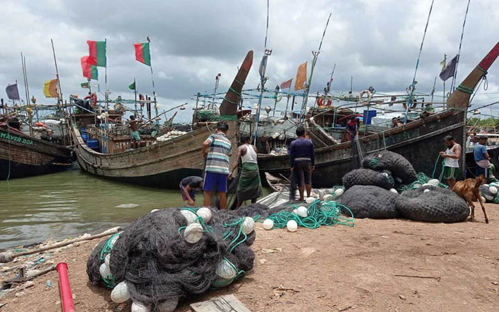 সাগরে মাছ ধরতে জেলেদের লাগবে অনুমতিপত্র