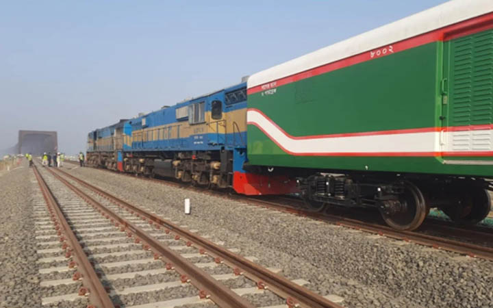 পরীক্ষামূলকভাবে বঙ্গবন্ধু রেলসেতুতে চললো ট্রেন