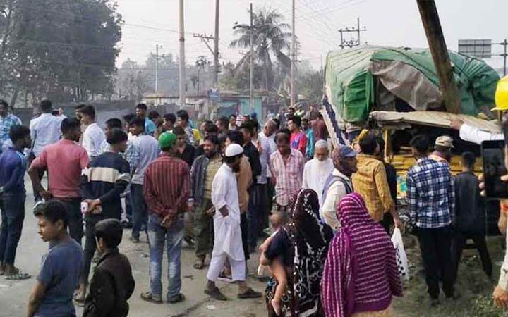 বাস-ট্রাক-প্রাইভেটকারের ত্রিমুখী সংঘর্ষে আহত ৬৩