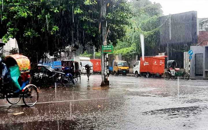 ফাগুনের দুপুরে রাজধানীতে একপশলা বৃষ্টি