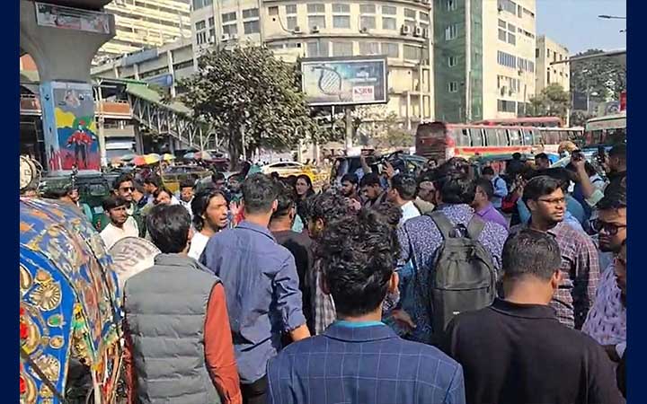 স্বরাষ্ট্র উপদেষ্টার পদত্যাগের দাবিতে শাহবাগ ব্লকেড