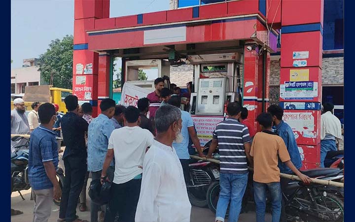 নেত্রকোনায় যে তেলে আগে চলত তিন-চার দিন, এখন শেষ একদিনে