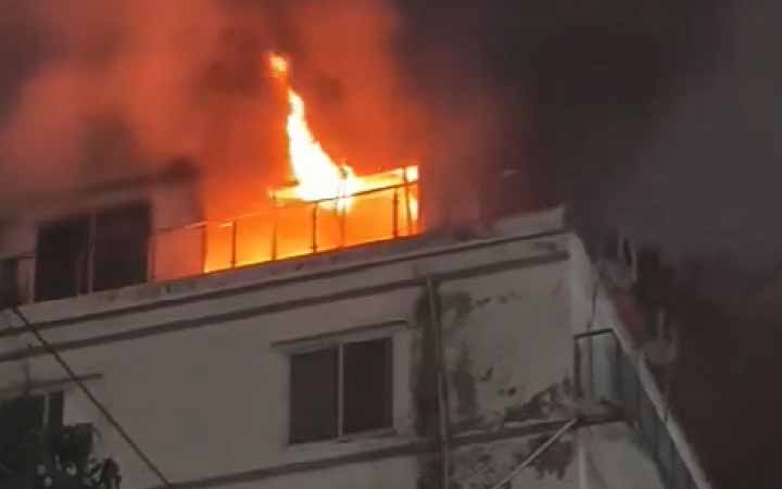 রাজধানীর মোহাম্মদপুরে বহুতল ভবনে আগুন