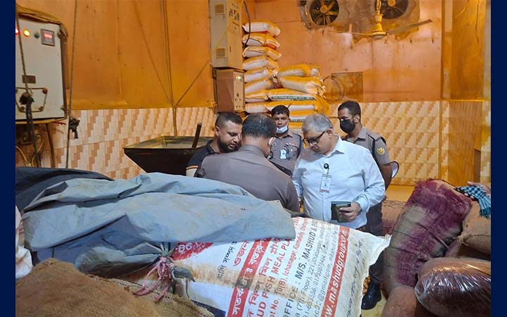 রাজধানীতে ১৯ বস্তা ভেজাল হলুদ গুঁড়া জব্দ, ৪ প্রতিষ্ঠানকে জরিমানা