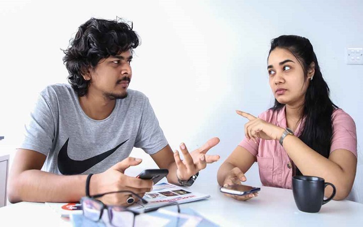 ডুমস্ক্রলিং: সোশ্যাল মিডিয়ার নেশা কাটানোর উপায়