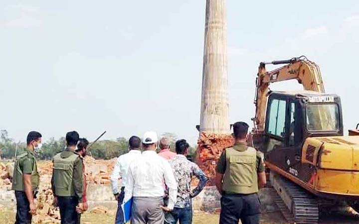গুঁড়িয়ে দেওয়া হলো সাবেক কৃষিমন্ত্রীর ভাইয়ের অবৈধ ইটভাটা
