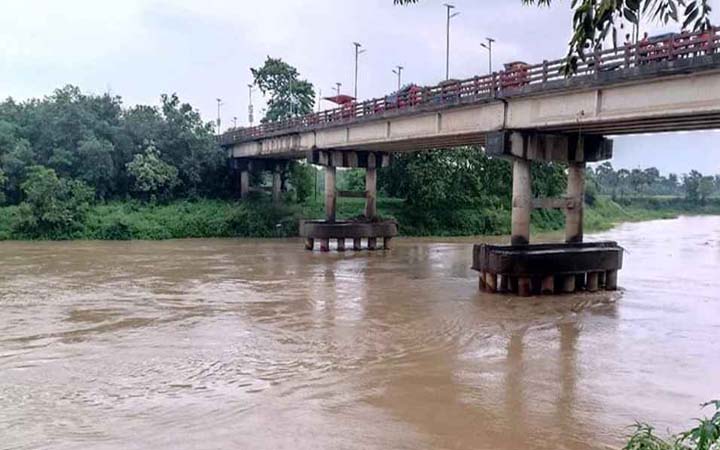 কুমিল্লায় বাড়ছে গোমতী নদীর পানি, জরুরি সতর্কতা