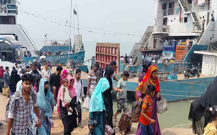 কর্মস্থলগামী মানুষের চাপ বাড়ছে দৌলতদিয়া ঘাটে