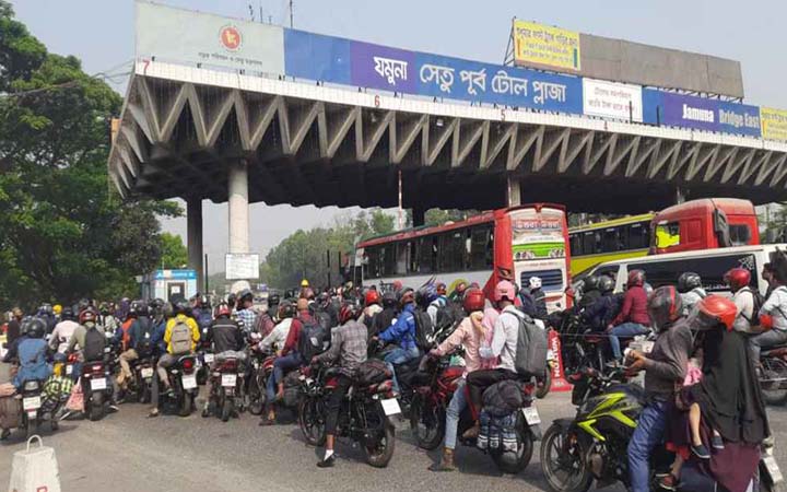 যমুনা সেতুতে মোটরসাইকেলের দীর্ঘ সারি
