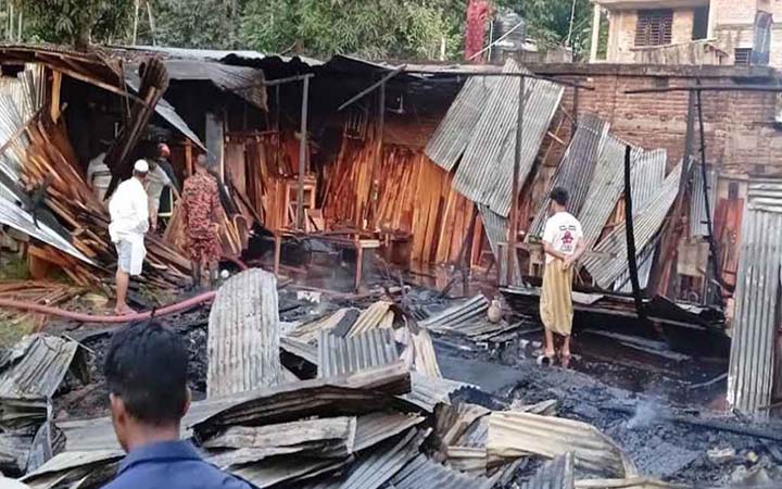 ভোলায় ফার্নিচারের গোডাউন পুড়ে ছাই