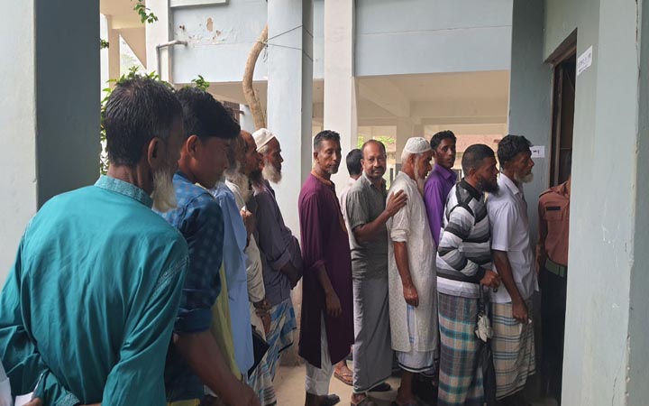 বৃষ্টিস্নাত পরিবেশে লক্ষ্মীপুরে দুই উপজেলায় চলছে ভোটগ্রহণ