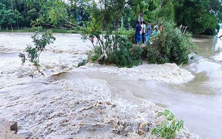 বন্যা প্রতিরক্ষা বাঁধে ভাঙন, তলিয়ে গেছে জকিগঞ্জ