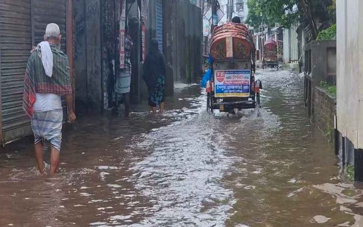 চাঁদপুরে জলাবদ্ধতায় বেড়েছে দুর্ভোগ, ১৩৯ মিলিমিটার বৃষ্টিপাত রেকর্ড