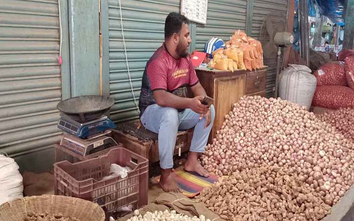 হিলিতে কমেছে পেঁয়াজ ও রসুনের দাম