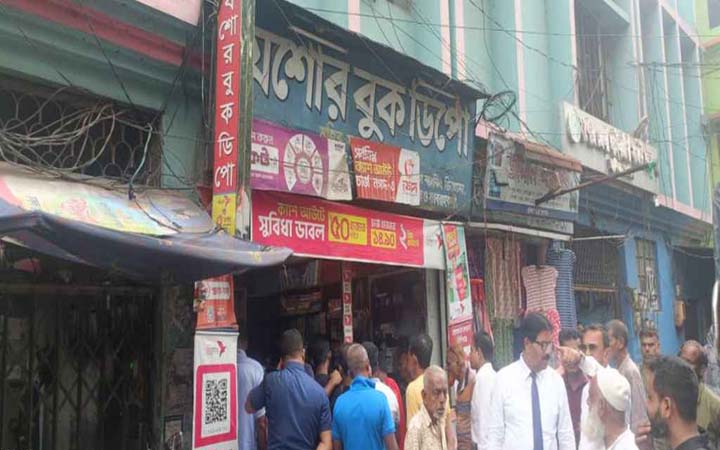 লাইব্রেরী থেকে এক লাখ ৭০ হাজার টাকা চুরি