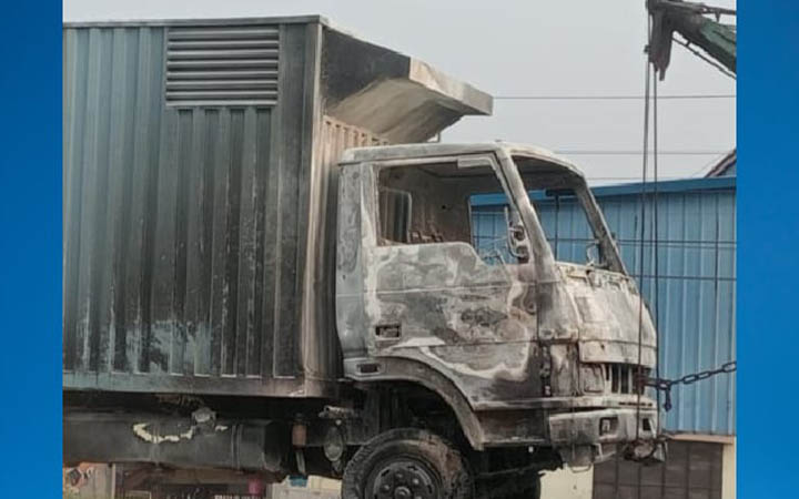 গাজীপুরে কাভার্ডভ্যানে আগুন