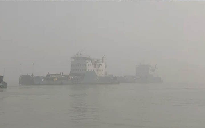 কুয়াশায় মাঝ পদ্মায় ৮ ফেরী, তিন রুটে চলাচল বন্ধ