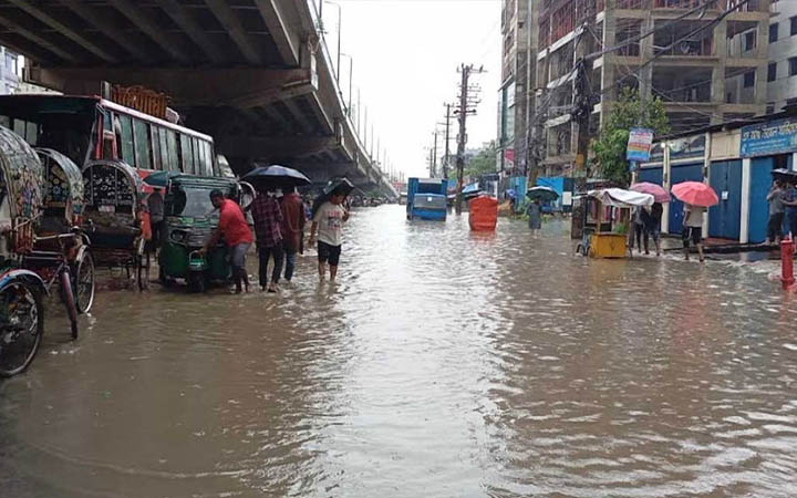 ভারী বৃষ্টিতে চট্টগ্রামে জলাবদ্ধতা, ভোগান্তি চরমে