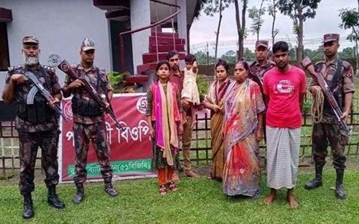 ভারতে প্রবেশের সময় দালালসহ আটক ১০