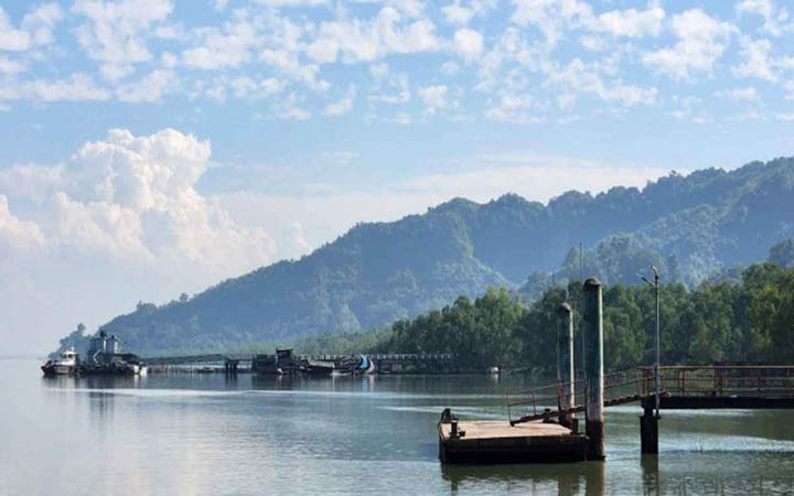 টেকনাফমুখী ৩ জাহাজ দুদিনেও ছাড়েনি আরাকান আর্মি