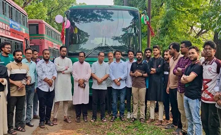 জাকসুর উদ্যোগে দেড় বছর পর ফের চন্দ্রা রুটে বাস চালু