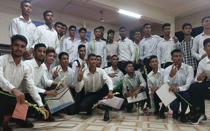 ১০১ টাকায় লক্ষ্মীপুরে পুলিশে চাকরি পেলেন ৩২ তরুণ-তরুণী