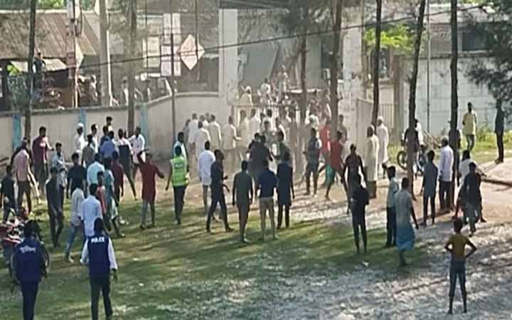 হাটের ইজারা নিয়ে দ্বন্দ্ব, প্রকাশ্যে ৩ জনকে কুপিয়ে জখম