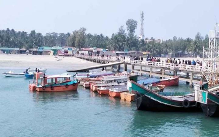 সেন্টমার্টিনে নৌযান চলাচল বন্ধ, দেখা দিয়েছে খাবার সংকট