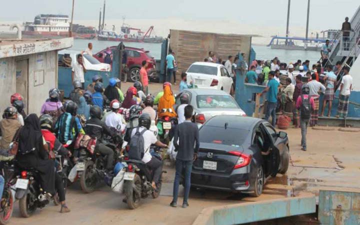 দৌলতদিয়া ঘাটে চাপ নেই, স্বস্তিতে কর্মস্থলে ফিরছে মানুষ