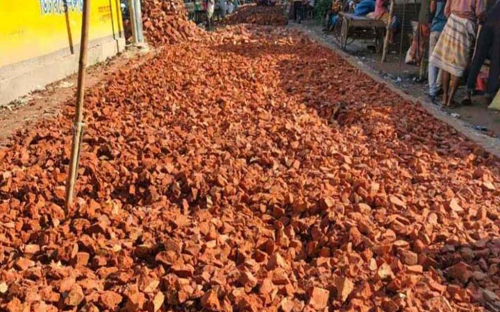 সাঁথিয়ায় সড়ক নির্মাণে নিম্নমানের সামগ্রী