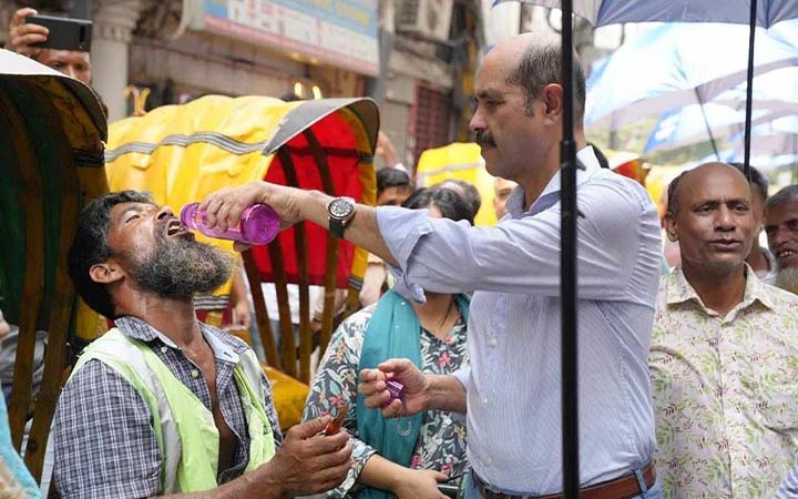 রিকশাচালকদের ছাতা, স্যালাইন ও পানির কন্টেইনার দেওয়া হবে: মেয়র আতিক