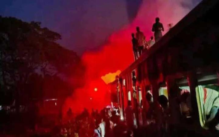 গাজীপুরে আন্তঃনগর যমুনা ট্রেনের ইঞ্জিনে আগুন