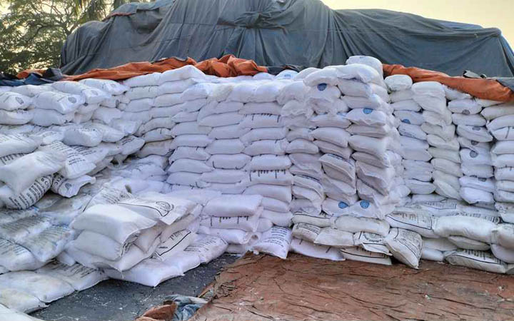 খোলা আকাশের নিচে পড়ে আছে ৩ হাজার বস্তা ইউরিয়া সার